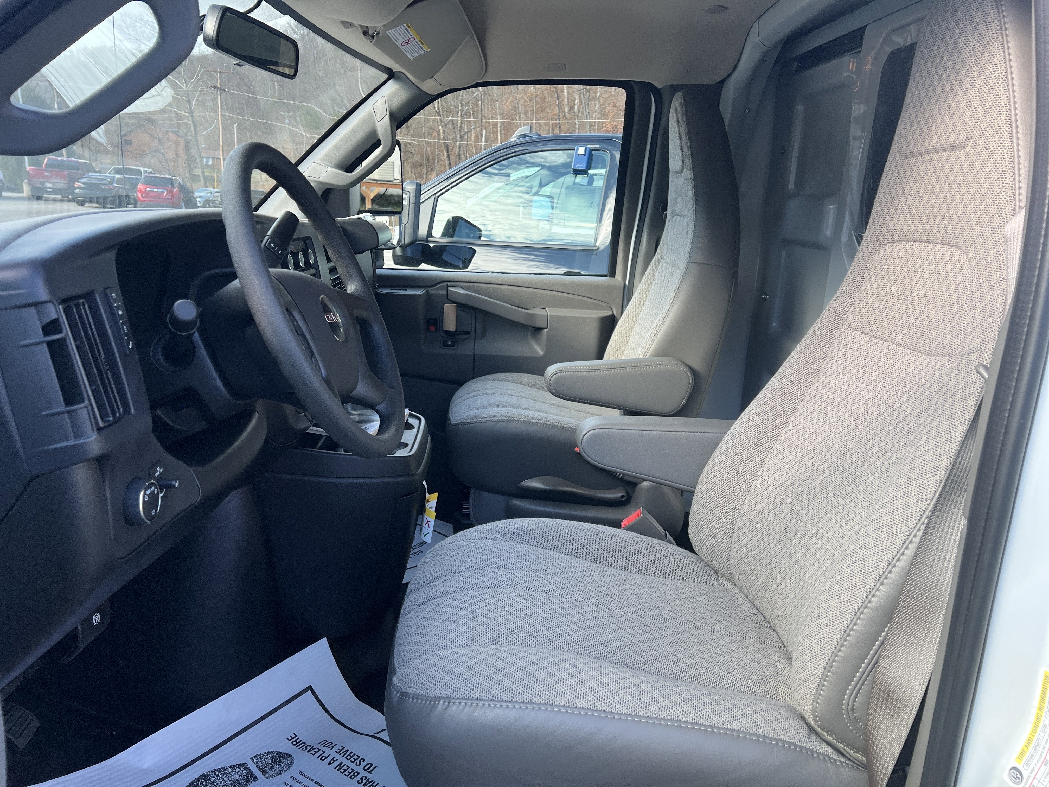 2025 GMC Savana Cutaway 3500 1WT