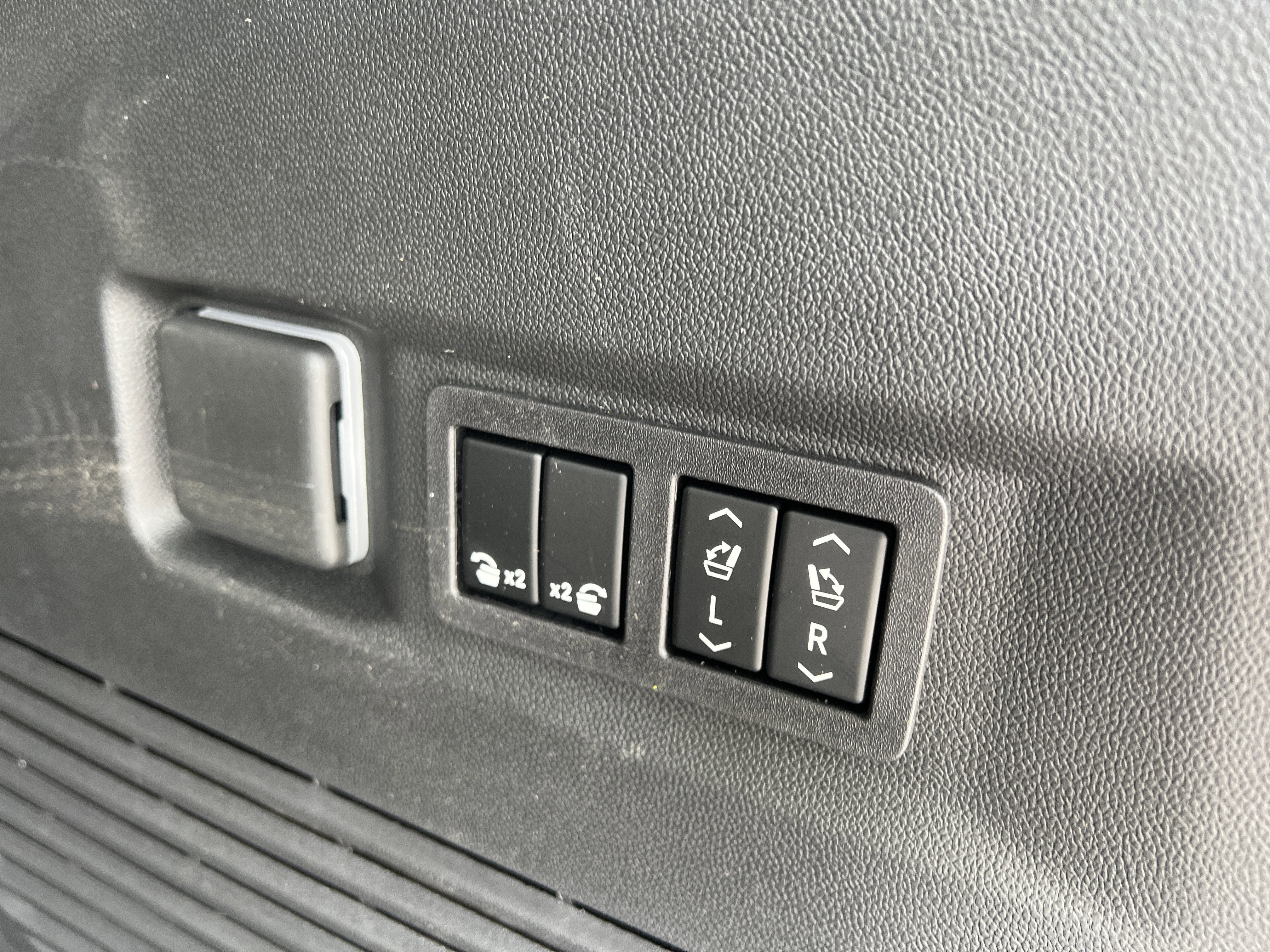 2026 GMC Yukon AT4 Ultimate - Photo 15