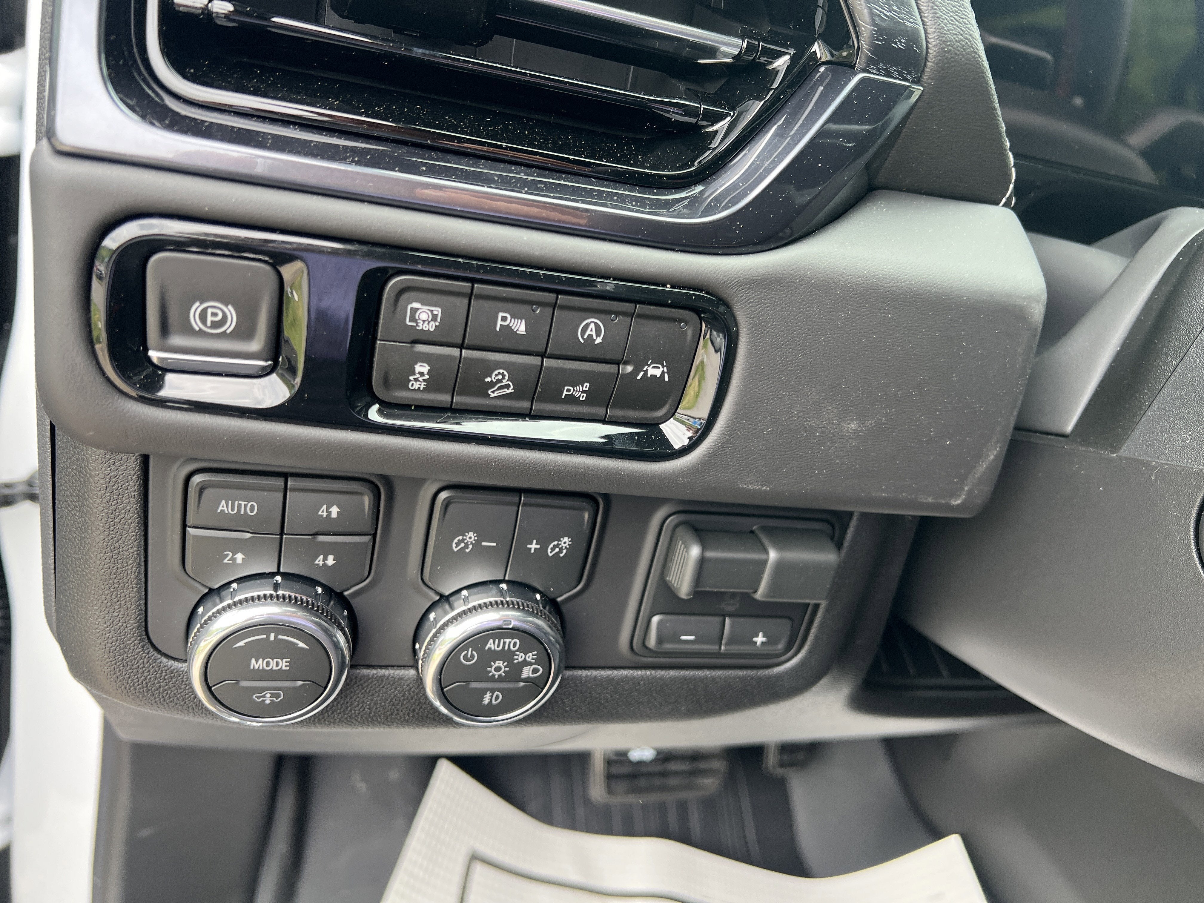 2026 GMC Yukon AT4 Ultimate - Photo 9